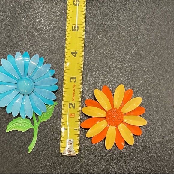 Vintage mid-century metal flower brooches - Picture 5 of 8